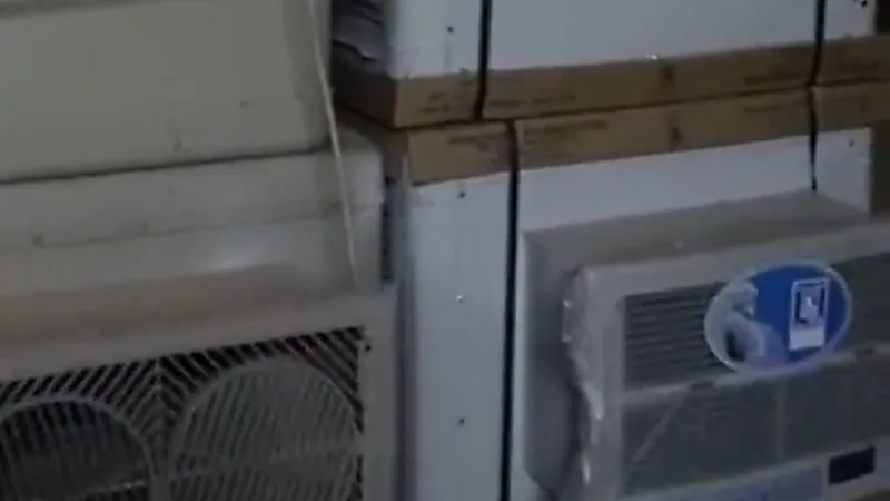 شاهد.. عمالة تمتهن إعادة طرح أجهزة التكييف المستعملة في الرياض