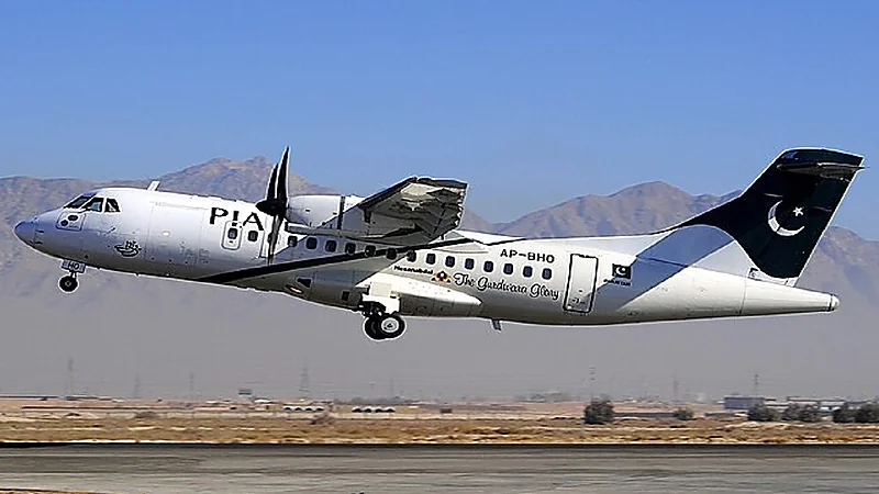 رحلة طيران باكستانية من الدمام تنتهي بإيقاف طيار ومساعده