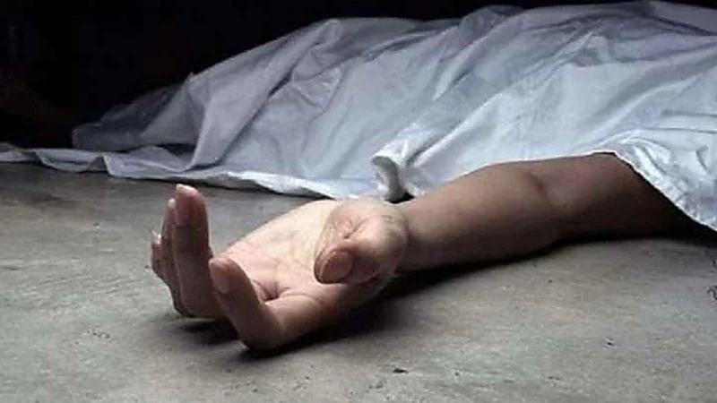 أب يقتل أطفاله الثلاثة وزوجته أثناء نومهم ثم ينتحر بغرفته 