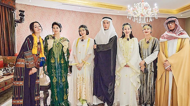 فنانون صينيون يخطفون الأنظار بالأزياء السعودية