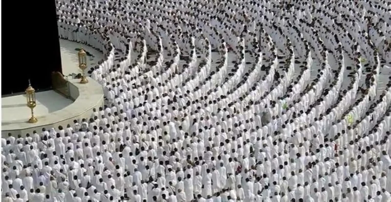 إقامة صلاة الغائب على سماحة المفتي العام في الحرمين الشريفين .. فيديو