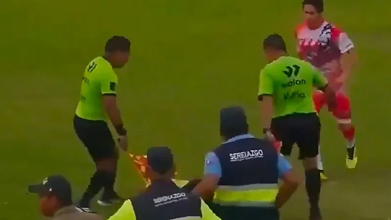 ‎حكم يضرب مدربًا بطريقة غريبة ويثير غضبًا واسعًا .. فيديو