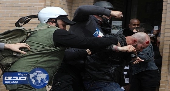 بالصور.. اشتباكات عنيفة بين أنصار ومعارضي ترامب في أمريكا