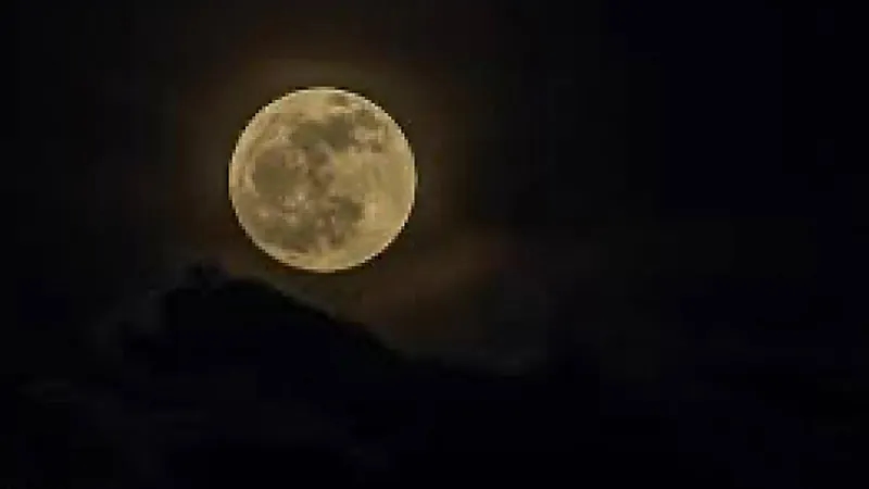 فلكية جدة: يُرصد اليوم القمر في طور البدر وسيظهر منخفضاً في السماء