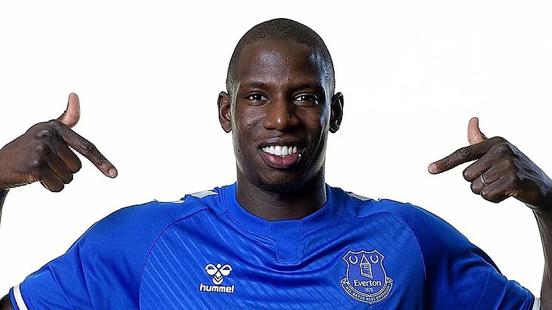 نيوم يسعى للتعاقد مع عبدالله دوكوري