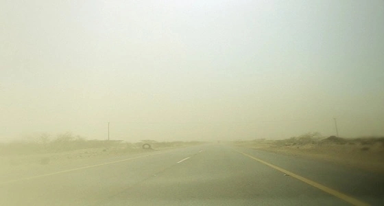 رياح مثيرة للأتربة تعوق الرؤية على طريق الساحل