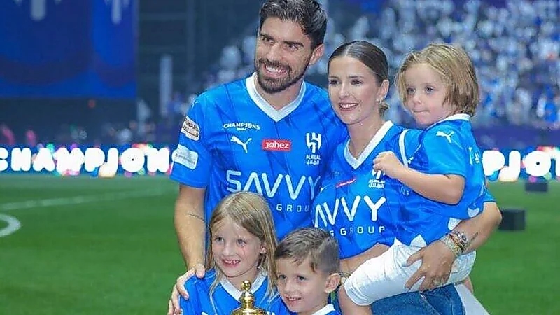 زوجة روبن نيفيز تدافع عنه بعد تأخره عن معسكر الهلال .. صورة