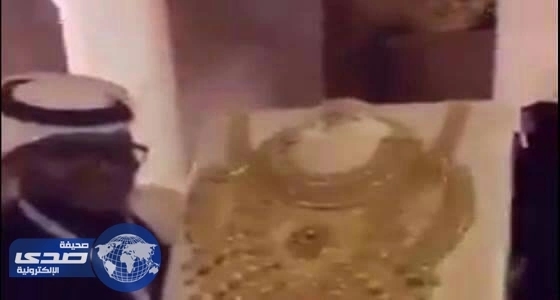 بالفيديو .. خليجي يعبر عن حبه لوالدته بأغلى هدية