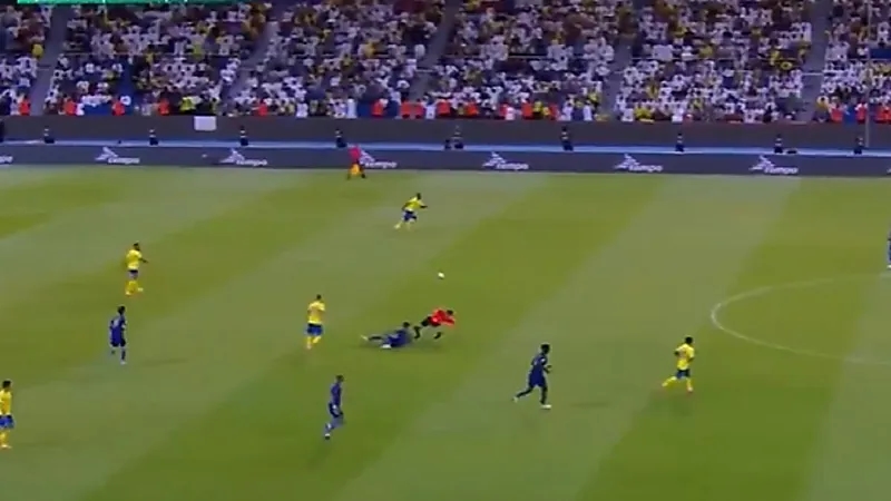 لاعب الاتحاد المنستيري يسقط حكم مباراة النصر أرضا .. فيديو