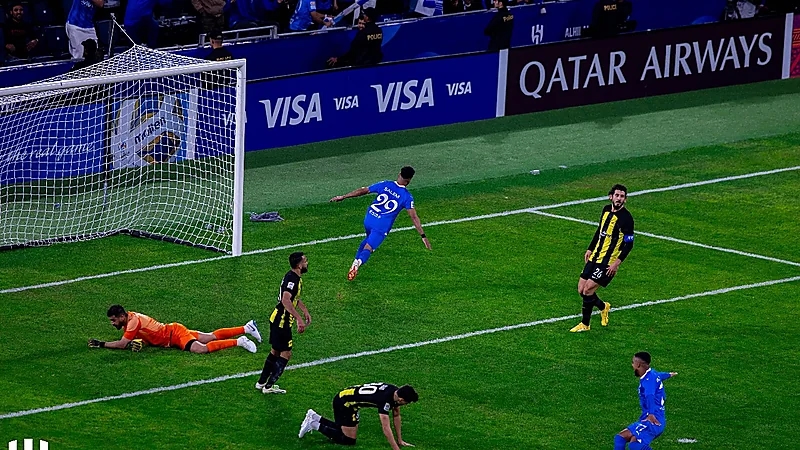 سالم الدوسري يعتذر من المعيوف بعد تسجيل الهدف الثاني .. فيديو