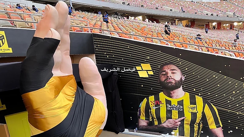 مجسم ضخم ليد بنزيما في ملعب الجوهرة .. فيديو