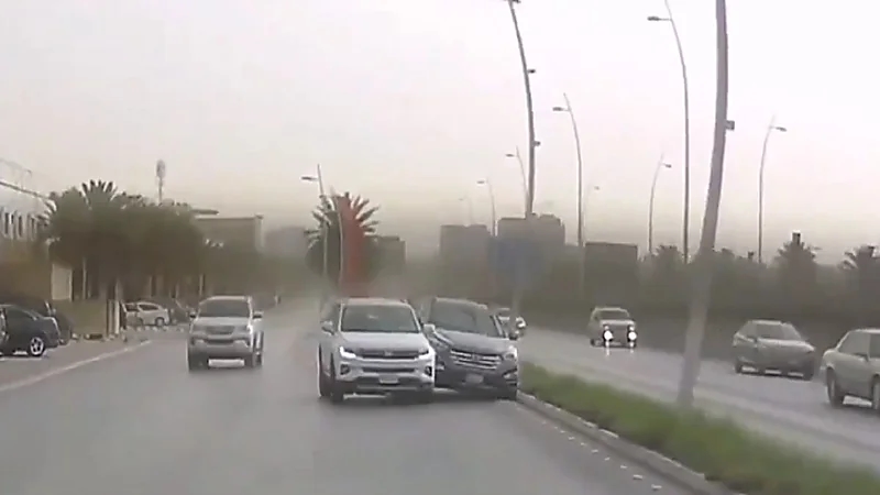 شاهد.. انعدام التركيز كاد يتسبب في كارثة بطريق الملك عبدالله