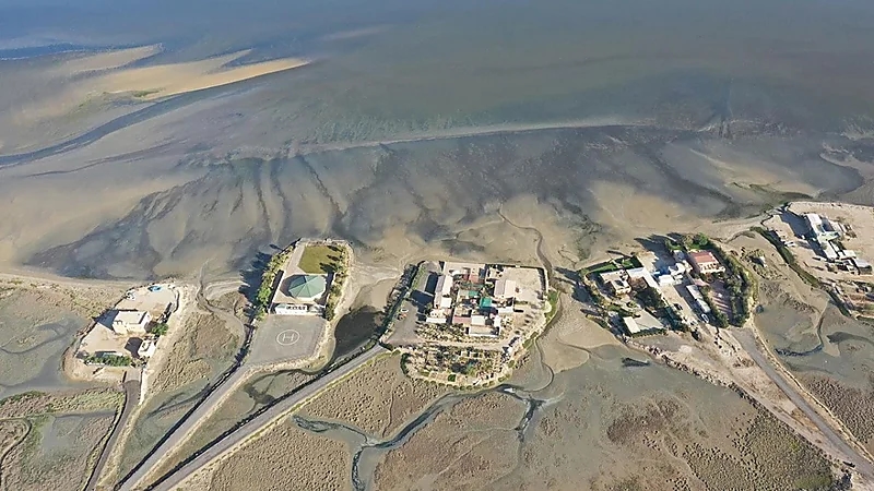 الكشف عن سبب تغير لون مياه وتربة ساحل الدوحة الغربية لـ "الأسود"