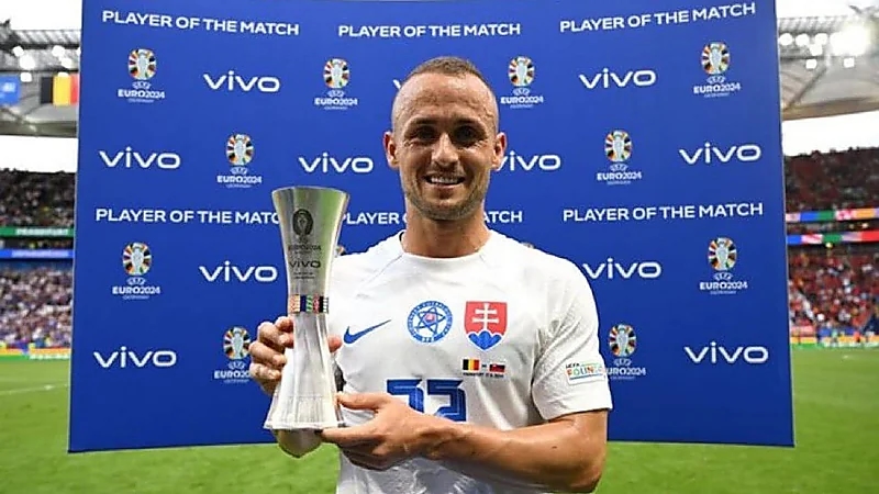 نجم منتخب سلوفاكيا يختار اللعب في دوري روشن