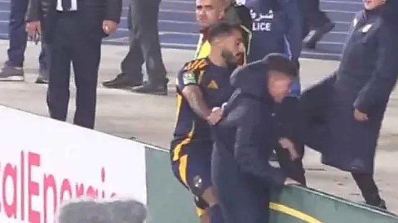 كهربا يعتدي على حامل الكرات .. فيديو