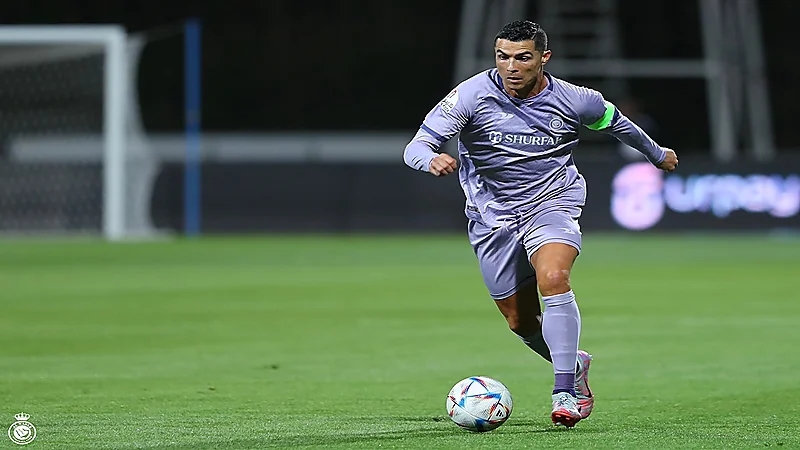 أغويرو ينتقد رونالدو: "يسجل بالحظ"