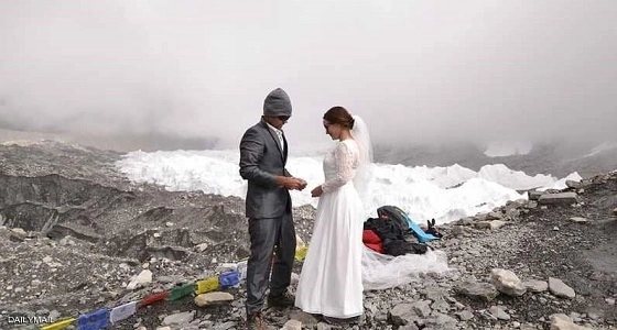 زوجان يتسلقان أعلى قمة في العالم لجعل زفافهما أسطوري