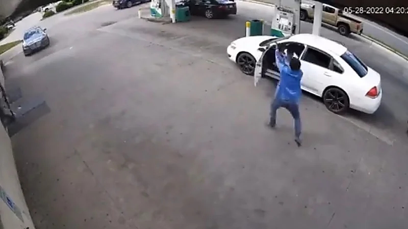 شاهد .. مشهد مؤلم لحرب عصابات واشتباكات بالأسلحة