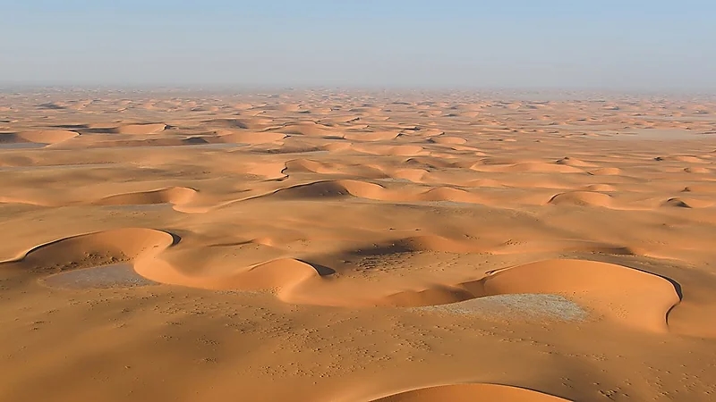 بحيرات من السيول تتشكل في الربع الخالي غدًا