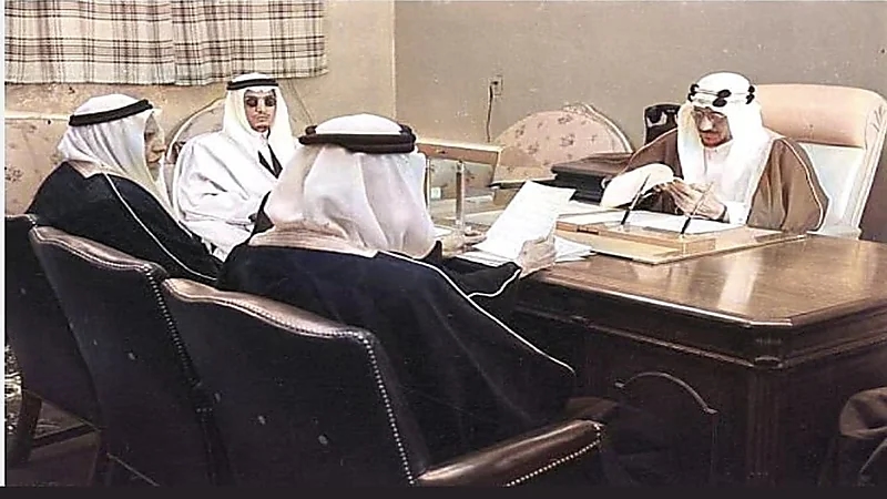 صورة نادرة للملك سعود في اجتماع مع كبار المسؤولين
