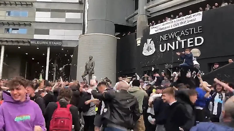 شاهد .. احتفال جماهير نيوكاسل بفوز المنتخب على الأرجنتين