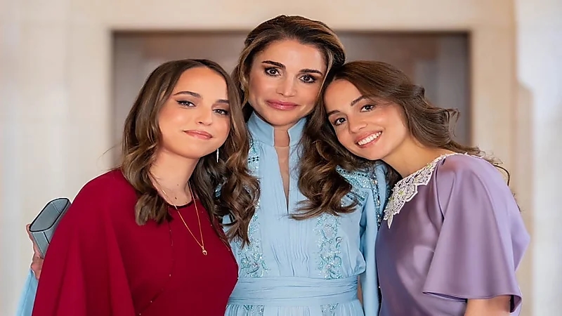 الملكة رانيا تظهر مع ابنتيها الأميرة إيمان والأميرة سلمى