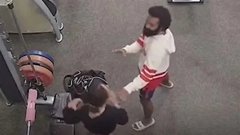امرأة تضرب رجل داخل صالة ألعاب رياضية وتلقنه درساً قاسياً