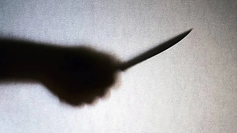 مسن يطعن حفيده بسكين بسبب ضغوط نفسية