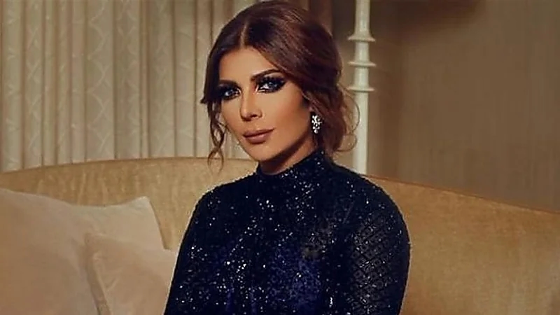 قبلة أصالة لمعجب تُشعل مواقع التواصل من حفلها في ألمانيا.. فيديو