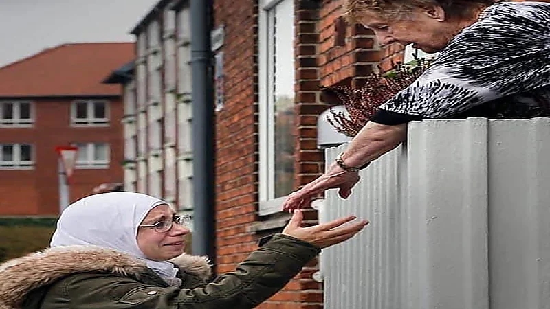 صورة امرأة سورية تودع جارتها تثير تعاطف رواد مواقع التواصل