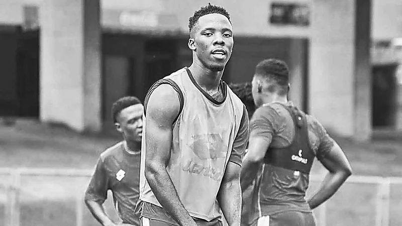 وفاة لاعب جنوب أفريقي خلال الإحماء قبل مباراة رسمية