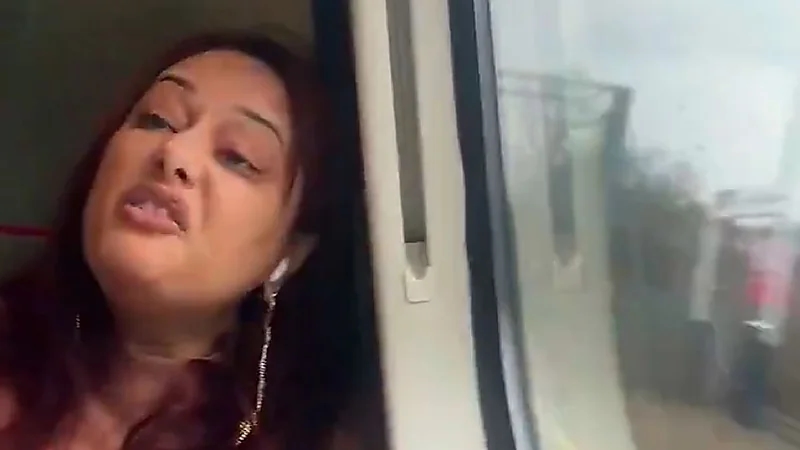 امرأة تطلب من مسلم العودة إلى بلده العربي فيخبرها بأنه بريطاني .. فيديو