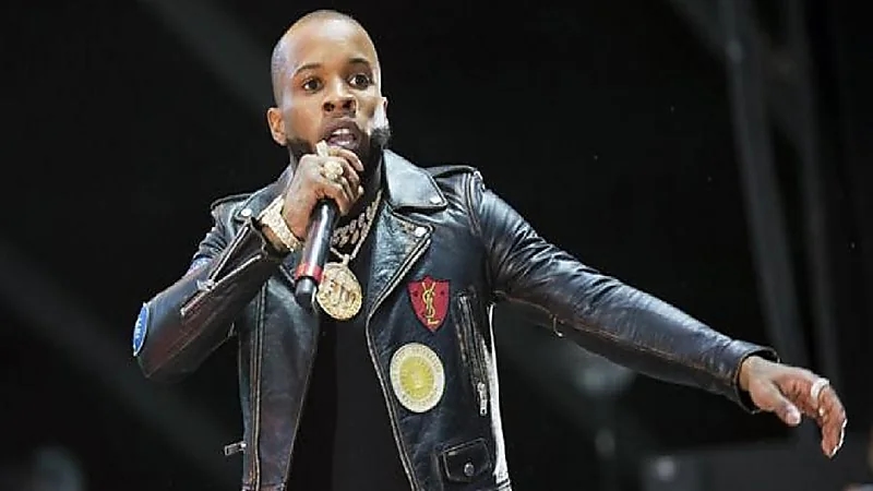 مغني راب يطلق النار على زميلته: " ارقصي أيتها العاهرة"