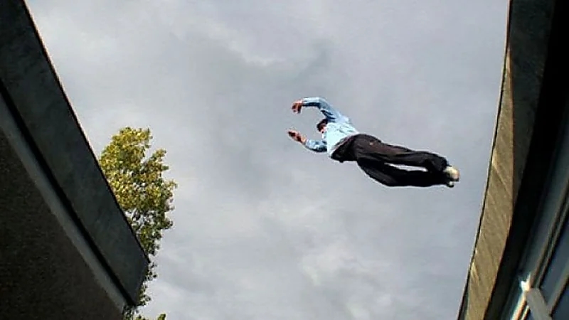 علاقة غير شرعية وإجبار على الزواج .. جلسة عتاب تنتهي بانتحار حلاق