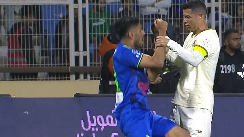 شاهد.. اشتباك بين كريستيانو رونالدو ولاعب الفتح