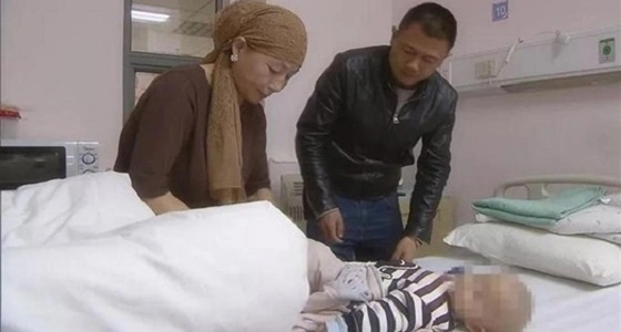 بالفيديو.. ولادة نادرة لطفل بثلاثة أرجل