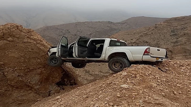 بالفيديو.. العناية الإلهية تنقذ سائق من السقوط من منحدر جبلي