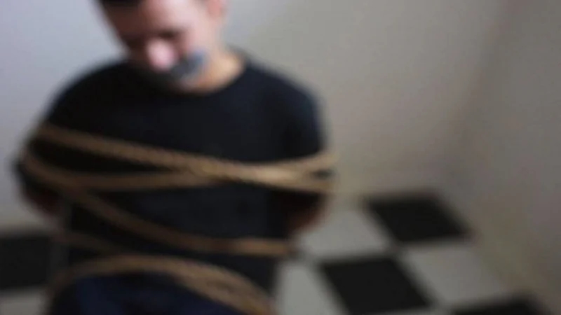 سيدة تستدرج " مشهورًا " وتصوره بملابس نسائية