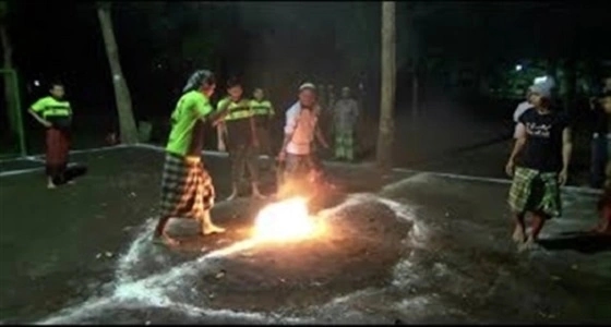 بالفيديو.. طلاب متهورون يلعبون بكرة نارية