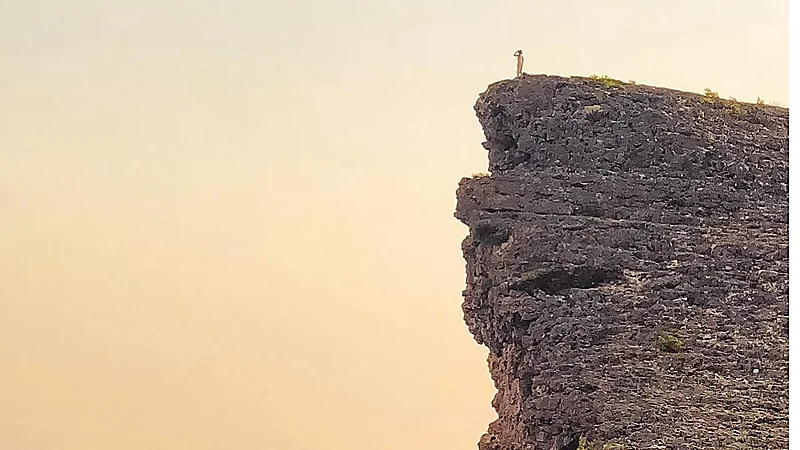 لقطات تُظهر الارتفاع الشاهق لجبل سمحان الذي سقط منه سعود القحطاني