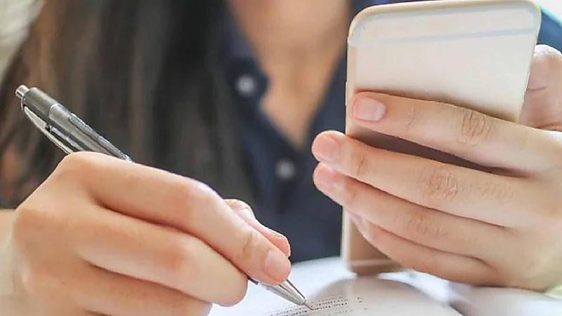 برلماني جزائري يساعد ابنته على الغش في الاختبار!