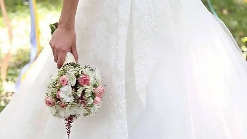 عروس تمنع شقيقة زوجها من حضور الزفاف بسبب الفستان