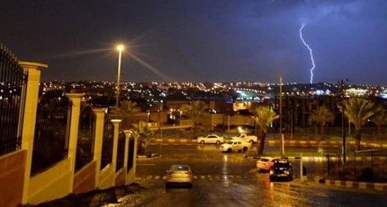 هطول أمطار رعدية مصحوبة برياح نشطة على عسير