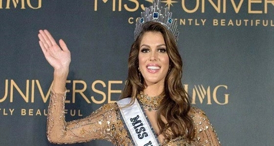 بالفيديو.. وصلة غناء ورقص لملكة جمال الكون على أغنية " ألعب يالا "