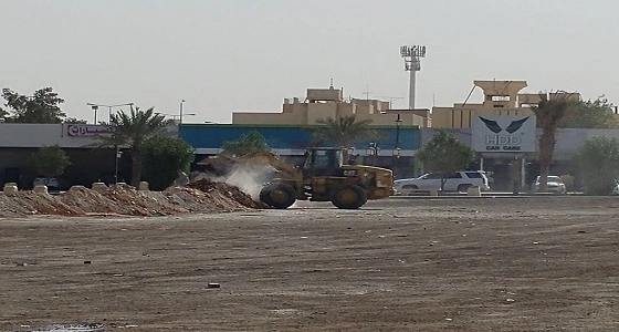 بالصور.. إزالة مخالفات الباعة الجائلين بحي السويدي