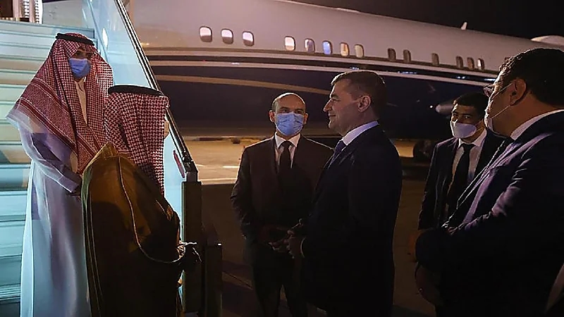 بالصور.. وزير الخارجية يصل أوزبكستان في زيارة رسمية