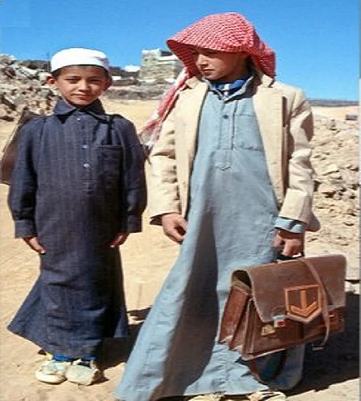 صورة عفوية لطالبين من خميس مشيط قبل 40 عام