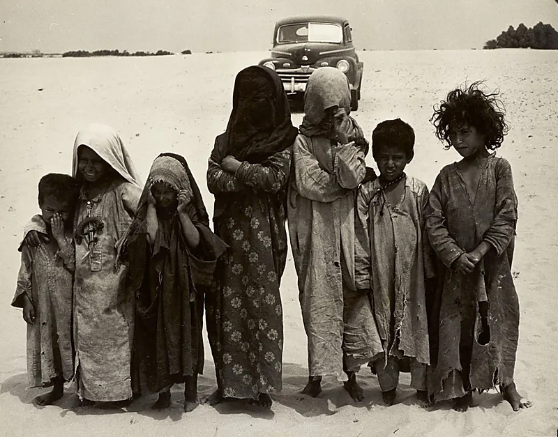 صورة فيها من العفوية والبراءة الكثير لأطفال في فترة الخمسينيات