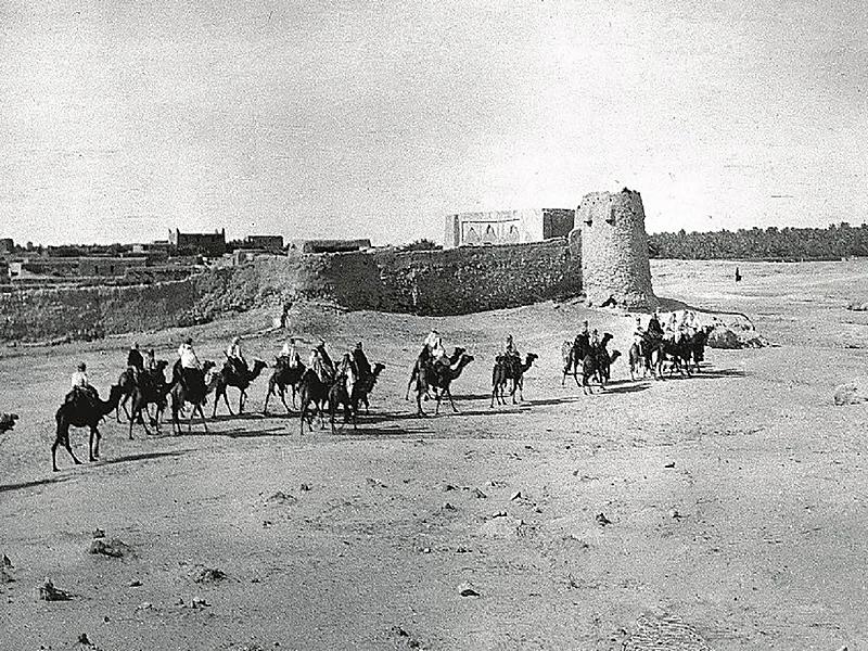 قافلة جمال تعبر أسوار الهفوف قبل 97 عام