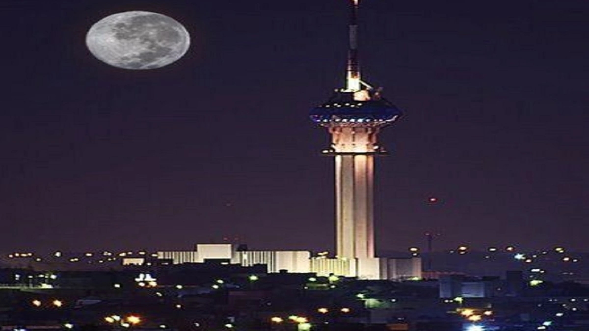 شاهد.. لحظة هجوم شابين على محل اتصالات بساطور ومسدس بالرياض